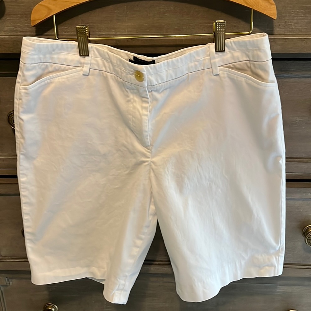 Talbots the perfect short. White size 12p